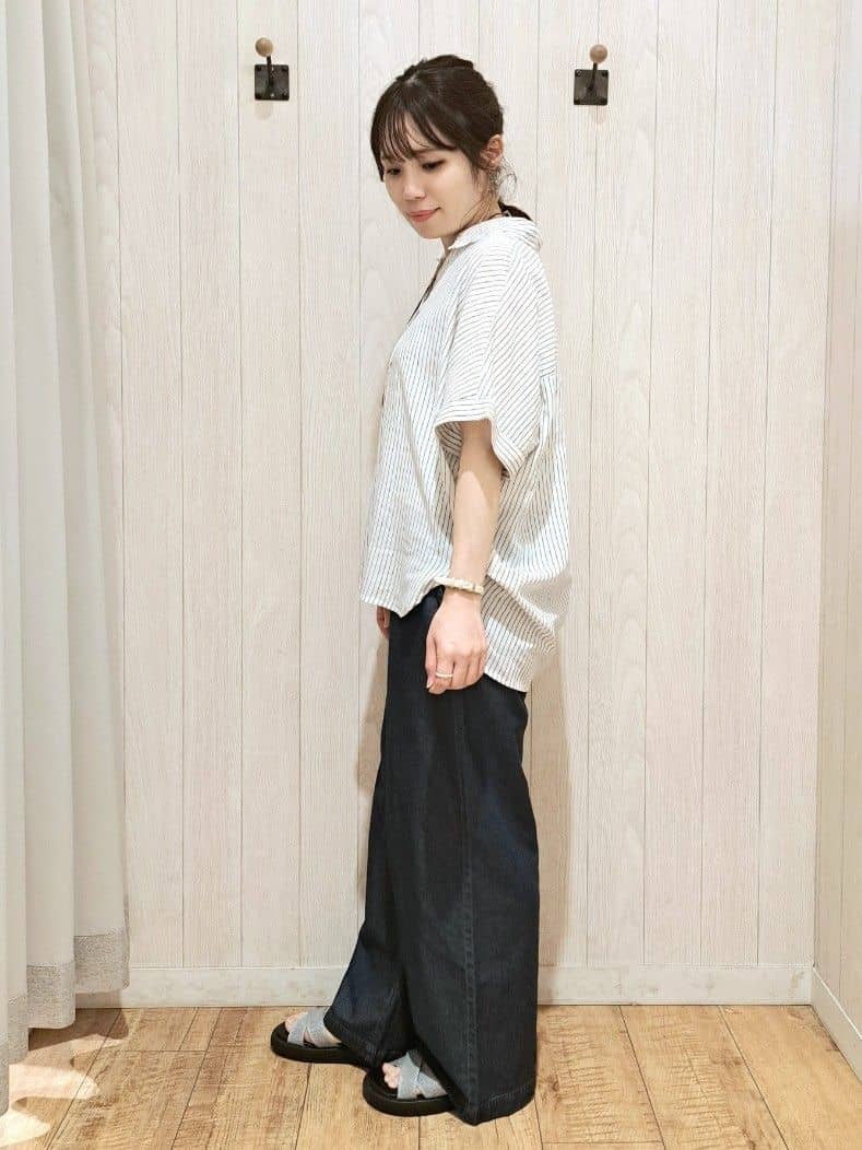 SAKIさんの「SHOO･LA･RUE｜【S-LL/UV/接触冷感/抗菌防臭】体型を自然にカバー フレンチリネンブレンド襟付ドルマンシャツ」を使ったコーディネート