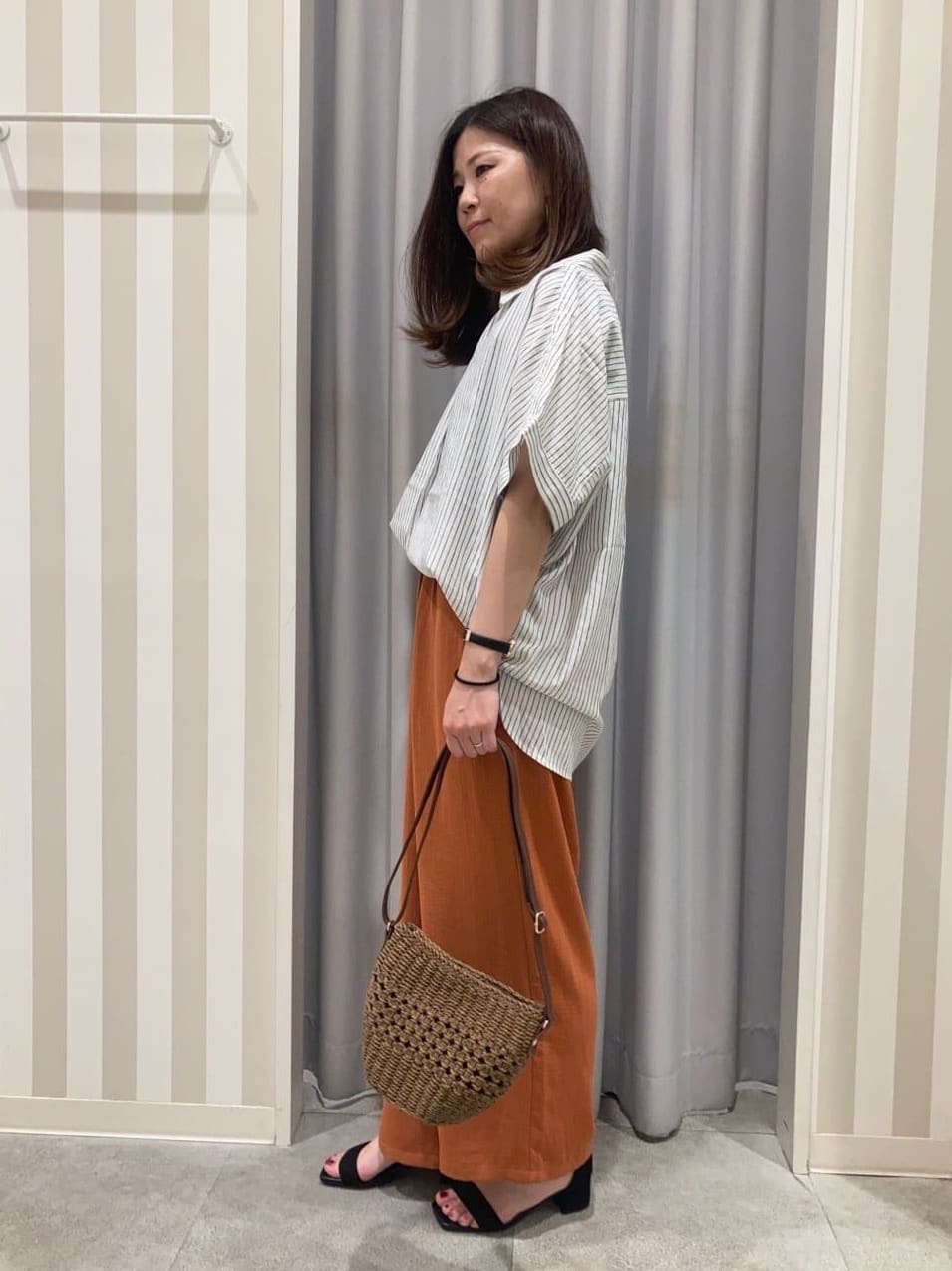 𝐂𝐡𝐢𝐢 &hearts;(ちー)さんの「SHOO･LA･RUE｜【S-LL/UV/接触冷感/抗菌防臭】体型を自然にカバー フレンチリネンブレンド襟付ドルマンシャツ」を使ったコーディネート
