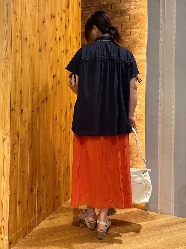 ゆかぴさんの「SHOO･LA･RUE｜◆【S-LL/ひんやり】後ろ姿も抜かりなく インせず着られる バックギャザーシャツ」を使ったコーディネート
