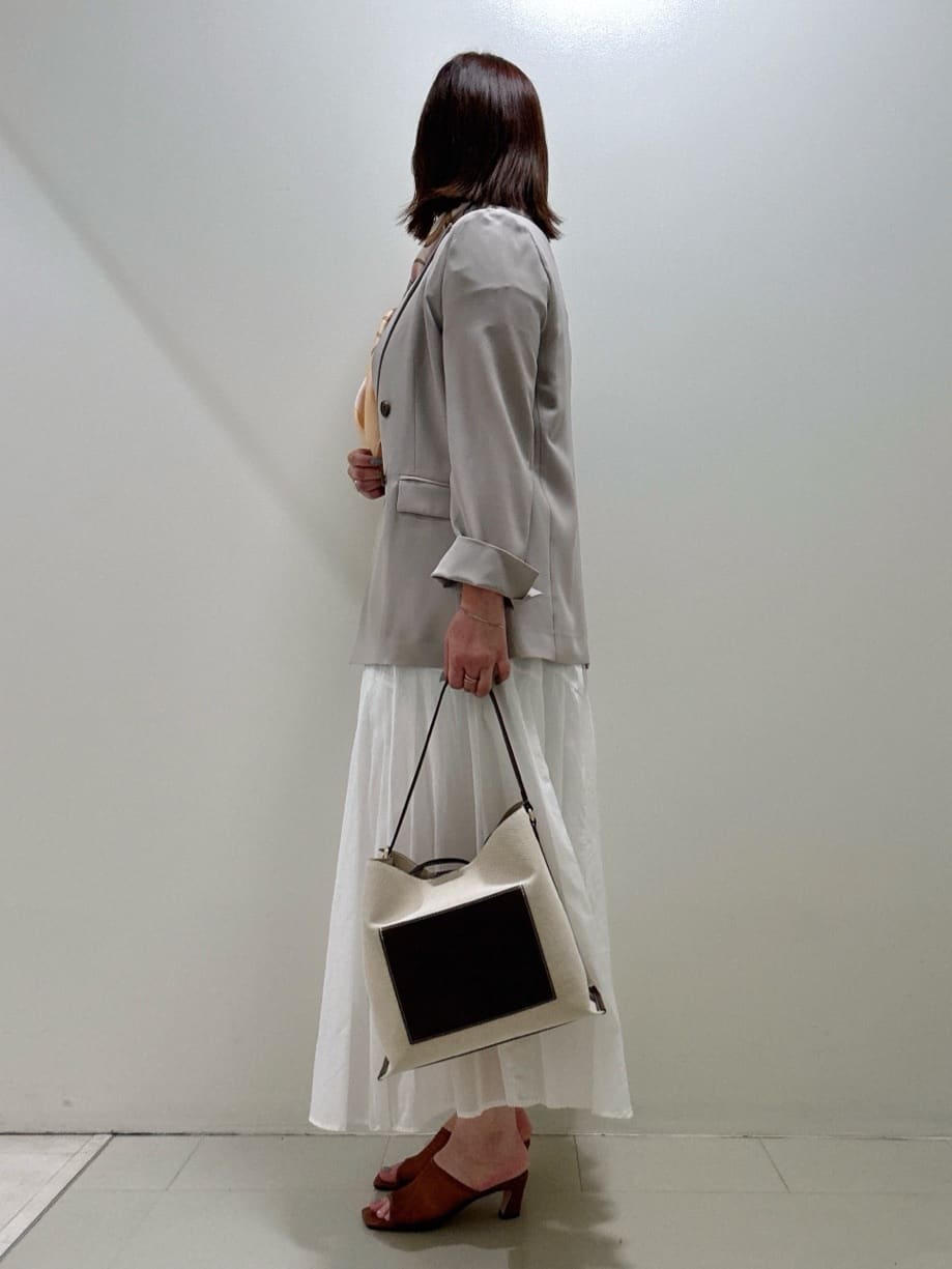 YUIさんの「UNTITLED｜【手洗い／88cm正方形】バイカラーハーネススカーフ」を使ったコーディネート