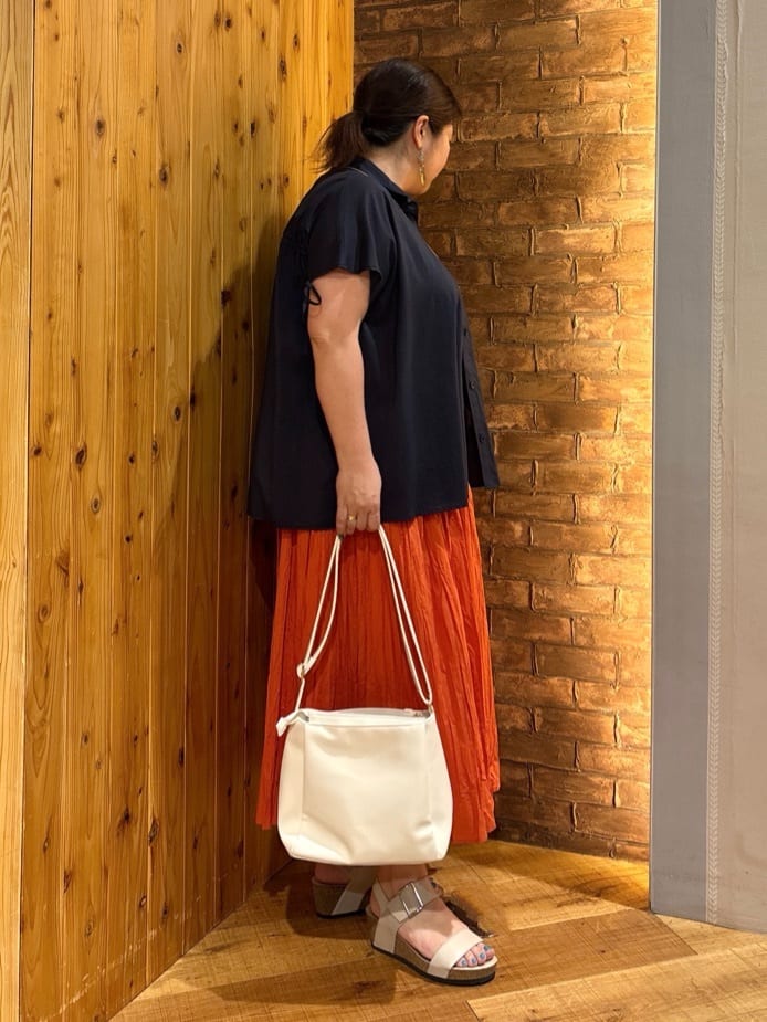 ゆかぴさんの「SHOO･LA･RUE｜◆【S-LL/ひんやり】後ろ姿も抜かりなく インせず着られる バックギャザーシャツ」を使ったコーディネート