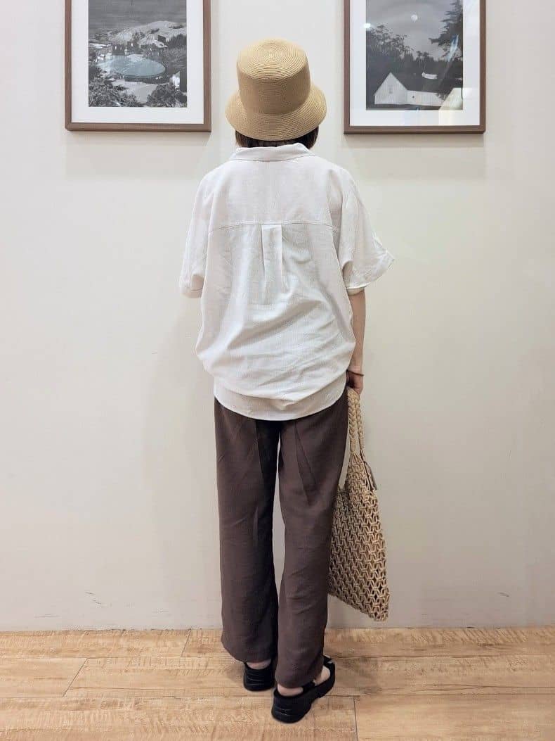 まあるさんの「SHOO･LA･RUE｜【S-LL/UV/接触冷感/抗菌防臭】体型を自然にカバー フレンチリネンブレンド襟付ドルマンシャツ」を使ったコーディネート