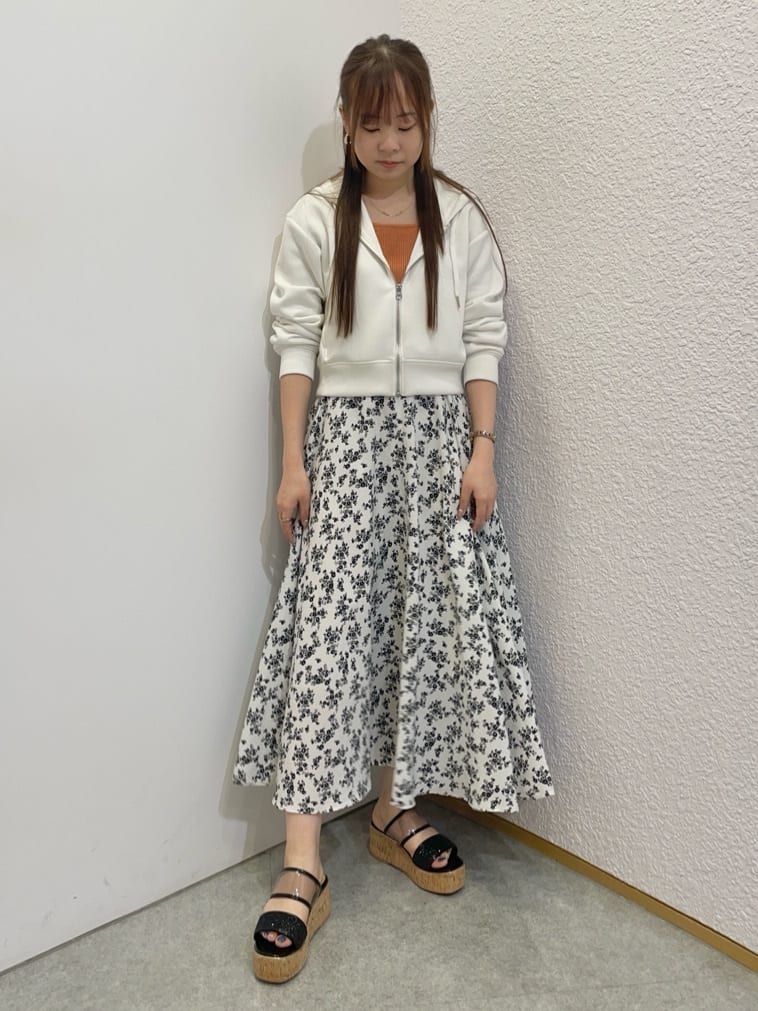 azusaさんの「ESPERANZA｜グリッター&times;クリアベルト 厚底コルクサンダル」を使ったコーディネート