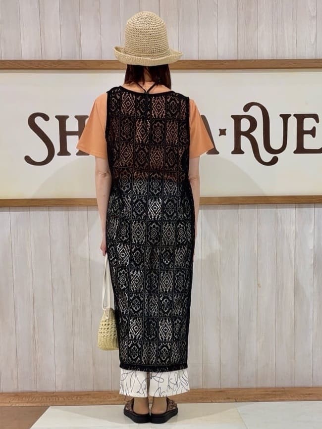 みきぽんさんの「SHOO･LA･RUE｜◆【S-LL】羽織るだけでサマ見え レース風の柄が華やかなロングジレ」を使ったコーディネート