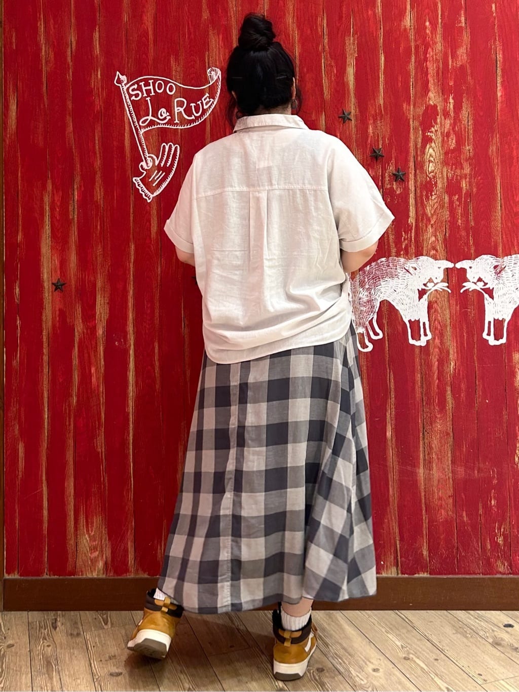 みりぽんさんの「SHOO･LA･RUE｜【S-LL/UV/接触冷感/抗菌防臭】体型を自然にカバー フレンチリネンブレンド襟付ドルマンシャツ」を使ったコーディネート