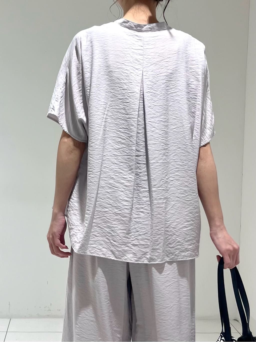 shioriさんの「INDIVI｜【90cm四方】ボタニカル柄大判スカーフ」を使ったコーディネート