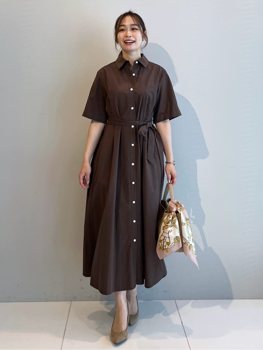 Saekoさんの「UNTITLED｜【手洗い／58cm正方形】ベルトプリントスカーフ」を使ったコーディネート