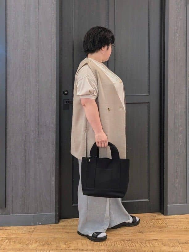 エリオットさんの「SHOO･LA･RUE｜【S-LL/ひんやり/UV】ぷっくりラメプリントロゴTシャツ」を使ったコーディネート