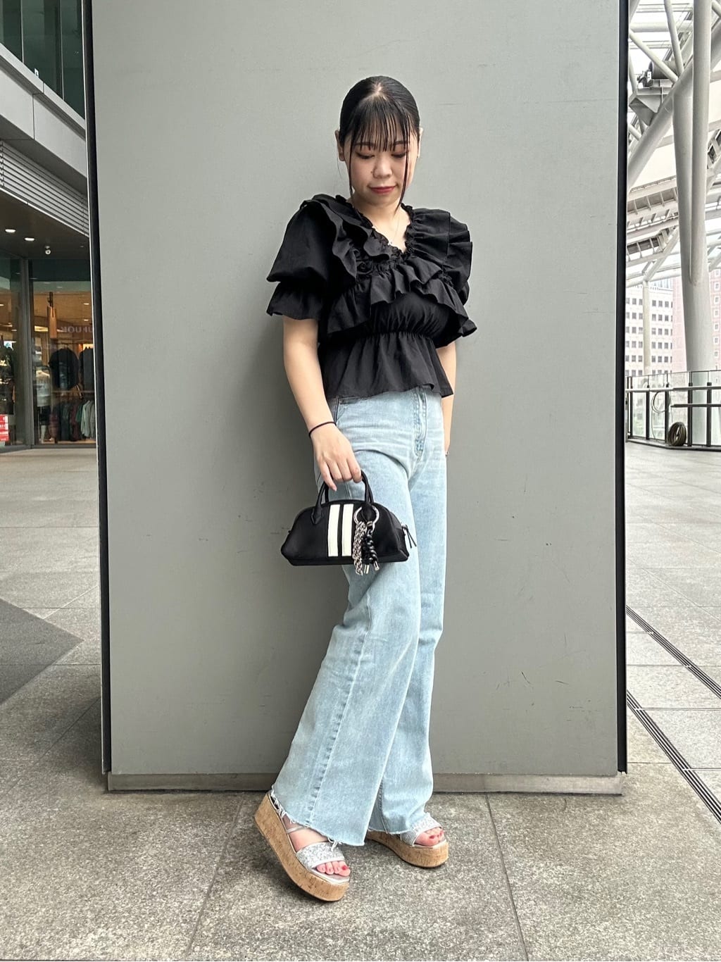 あずみさんの「ESPERANZA｜グリッター&times;クリアベルト 厚底コルクサンダル」を使ったコーディネート