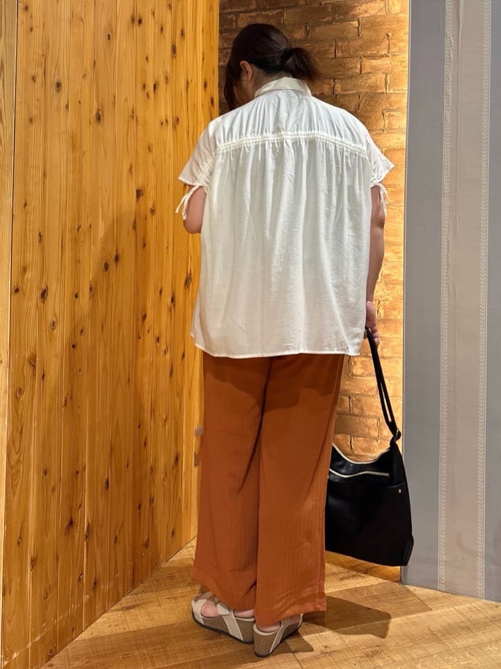 ゆかぴさんの「SHOO･LA･RUE｜◆【S-LL/ひんやり】後ろ姿も抜かりなく インせず着られる バックギャザーシャツ」を使ったコーディネート