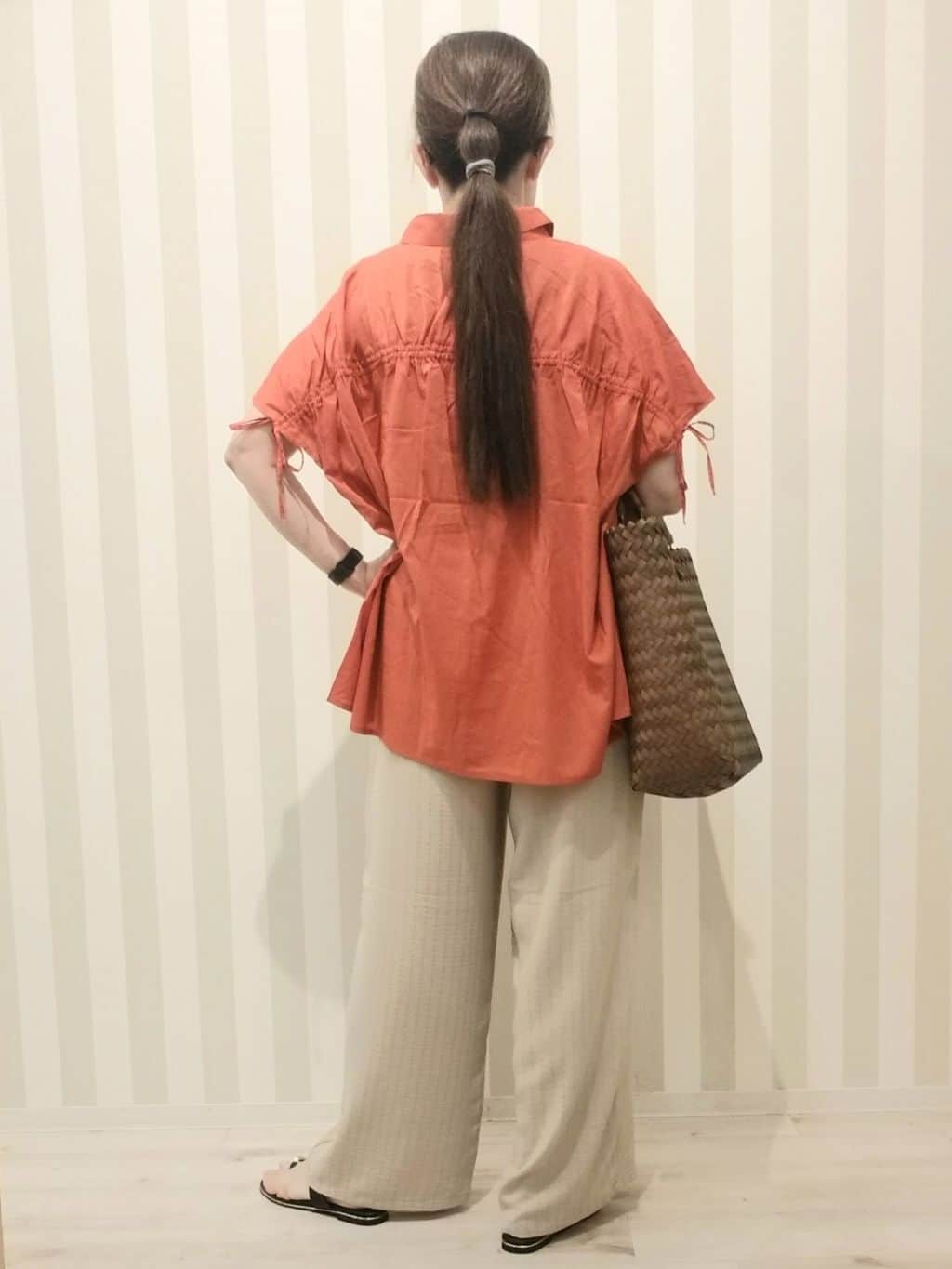 nonaさんの「SHOO･LA･RUE｜◆【S-LL/ひんやり】後ろ姿も抜かりなく インせず着られる バックギャザーシャツ」を使ったコーディネート