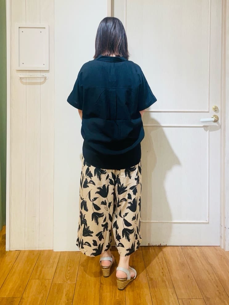 kumaさんの「SHOO･LA･RUE｜【S-LL/UV/接触冷感/抗菌防臭】体型を自然にカバー フレンチリネンブレンド襟付ドルマンシャツ」を使ったコーディネート