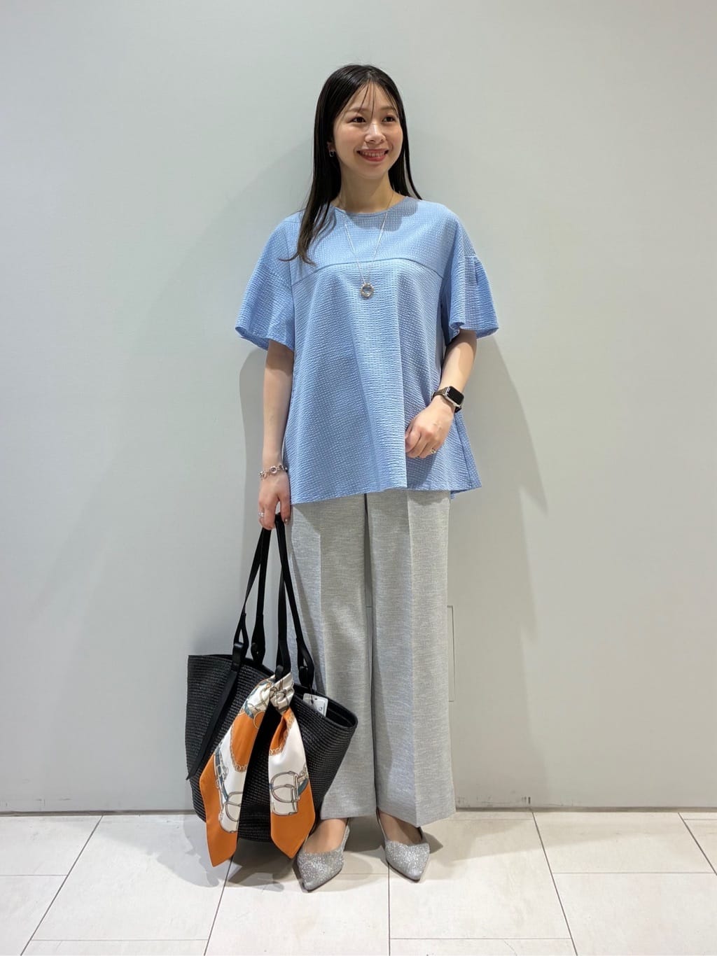 KAOさんの「INDIVI｜【60cm四方】スクエアスカーフ」を使ったコーディネート