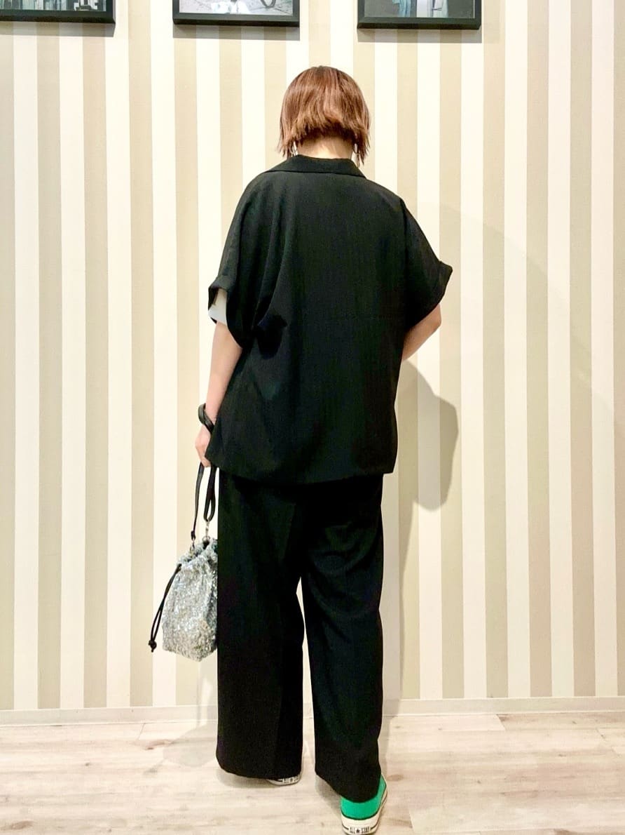 Hanさんの「SHOO･LA･RUE｜【S-LL/ひんやり/UV】ぷっくりラメプリントロゴTシャツ」を使ったコーディネート