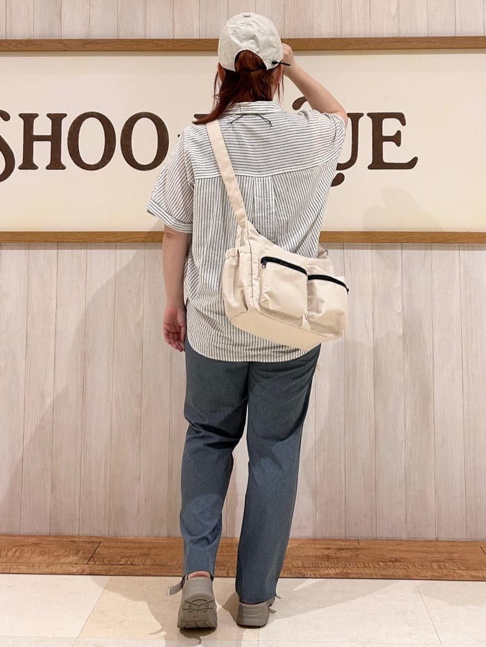 まるさんの「SHOO･LA･RUE｜【S-LL/UV/接触冷感/抗菌防臭】体型を自然にカバー フレンチリネンブレンド襟付ドルマンシャツ」を使ったコーディネート