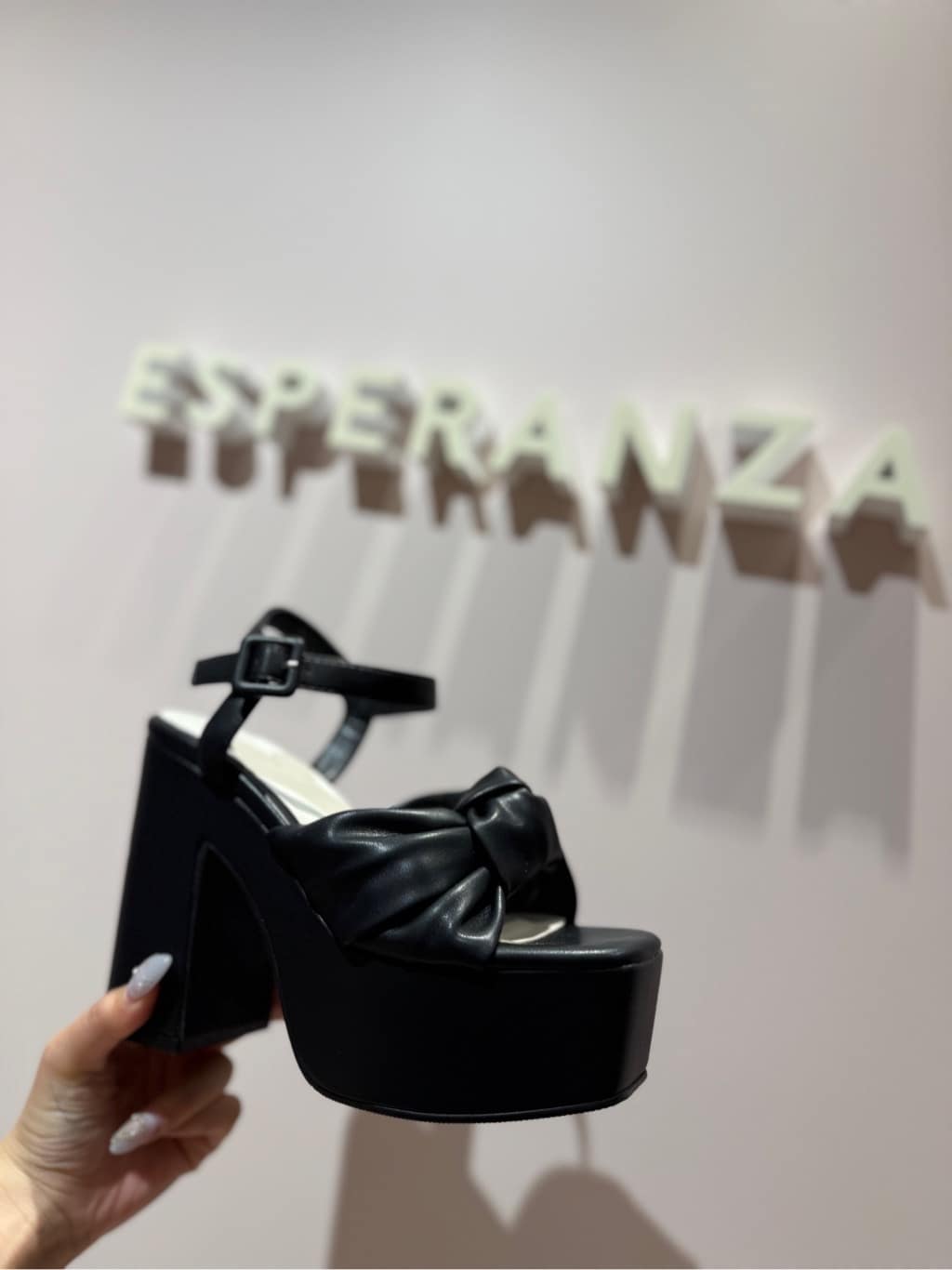 neinaさんの「ESPERANZA｜【ラク盛り／サンダル】リピーター続出／脚長美脚　ツイストリボンサンダル」を使ったコーディネート