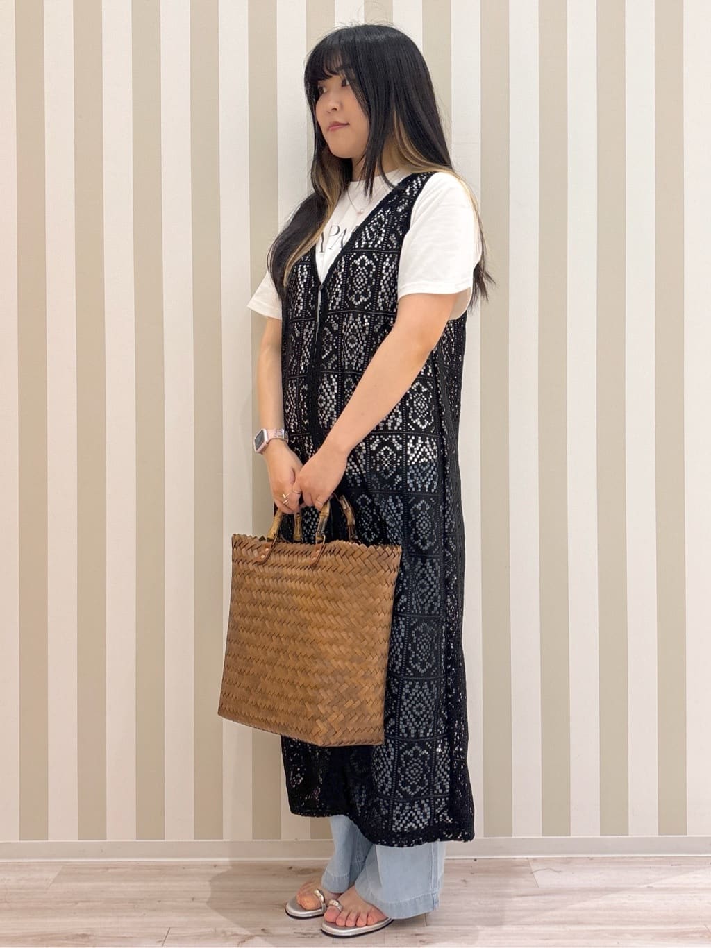 まろんさんの「SHOO･LA･RUE｜◆【S-LL】羽織るだけでサマ見え レース風の柄が華やかなロングジレ」を使ったコーディネート