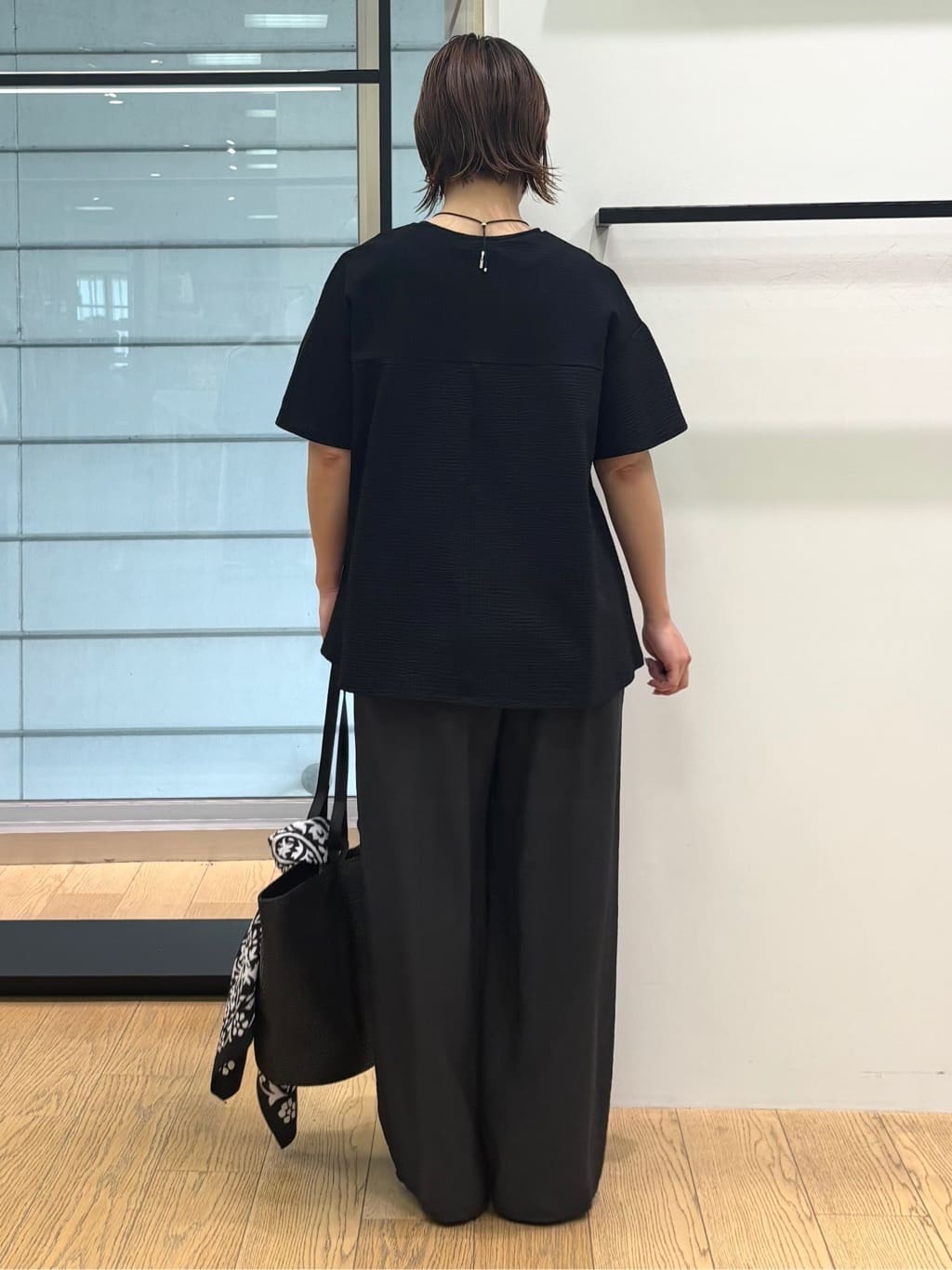 asamiさんの「INDIVI｜【90cm四方】ボタニカル柄大判スカーフ」を使ったコーディネート