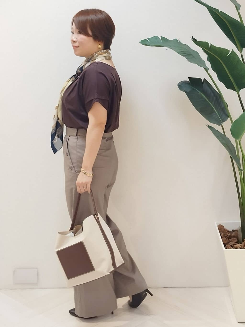 s u g iさんの「UNTITLED｜【手洗い／88cm正方形】シアー素材チェーン柄スカーフ」を使ったコーディネート