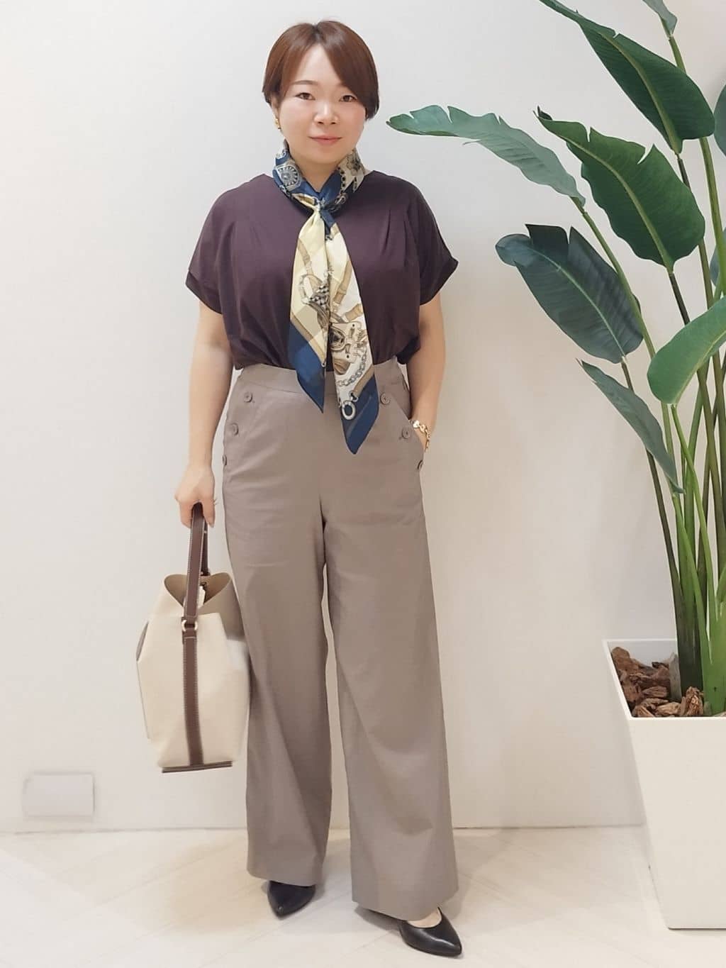 s u g iさんの「UNTITLED｜【手洗い／88cm正方形】シアー素材チェーン柄スカーフ」を使ったコーディネート
