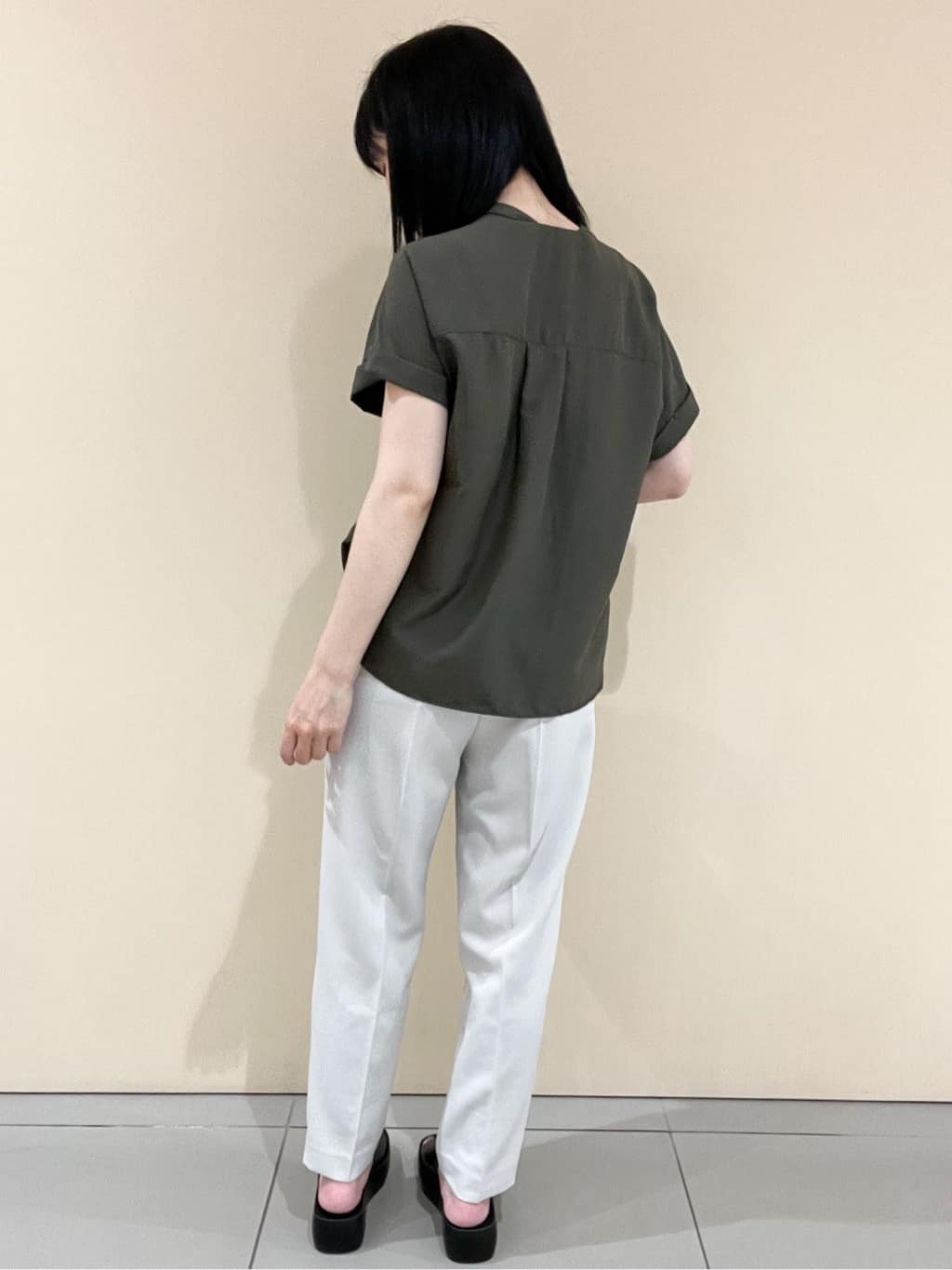 yunさんの「OPAQUE.CLIP｜ダブルポケットスキッパーブラウス【洗濯機洗い可／イージーアイロン】」を使ったコーディネート