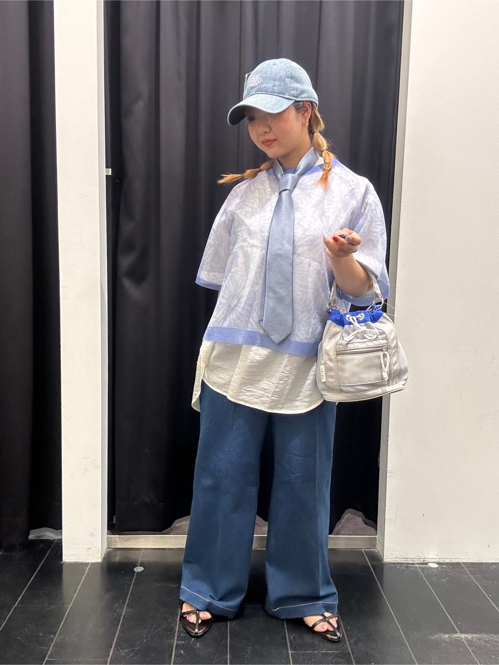 ひらのみさんの「THE SHOP TK｜【美脚/オ―ルシーズン】デニムマリンパンツ/洗濯機OK」を使ったコーディネート