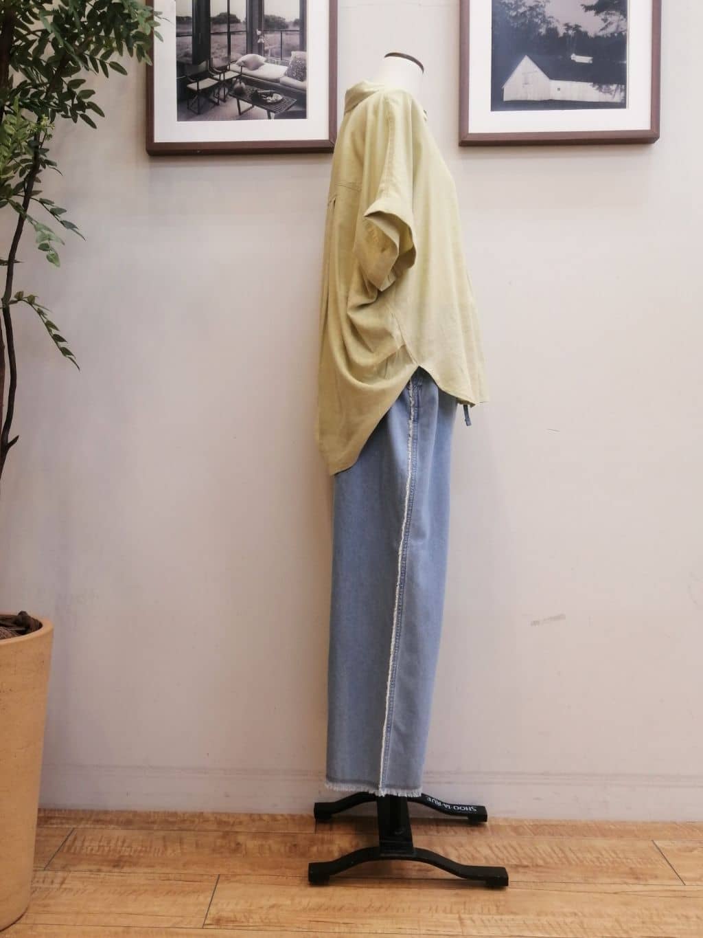 maiさんの「SHOO･LA･RUE｜【S-LL/UV/接触冷感/抗菌防臭】体型を自然にカバー フレンチリネンブレンド襟付ドルマンシャツ」を使ったコーディネート