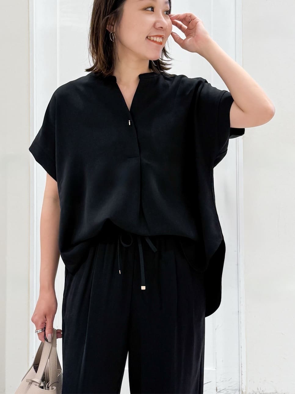 yuka.aさんの「OPAQUE.CLIP｜《7色展開／SS-LLサイズ》ストレッチスキッパーブラウス／セットアップ対応【洗濯機洗い可／防シワ】」を使ったコーディネート