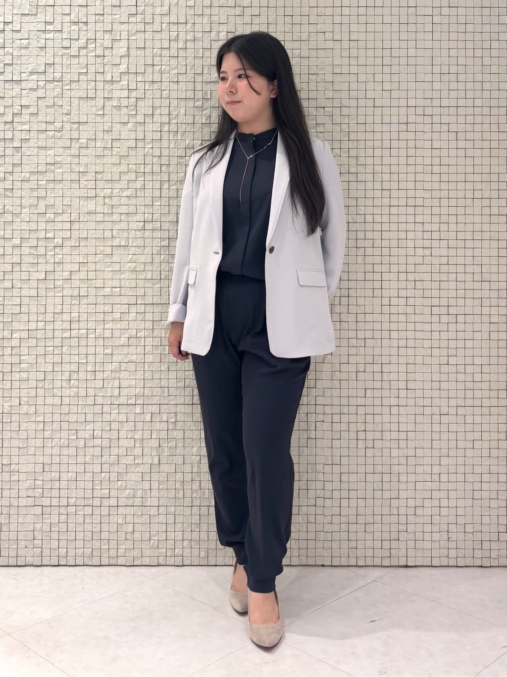 MEGUMIさんの「INDIVI｜【パンツ人気1位／褒められパンツ／洗える】ウエストゴムタックテーパードパンツ」を使ったコーディネート