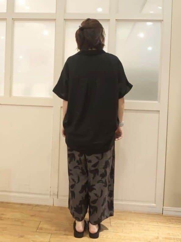 machiさんの「SHOO･LA･RUE｜【S-LL/UV/接触冷感/抗菌防臭】体型を自然にカバー フレンチリネンブレンド襟付ドルマンシャツ」を使ったコーディネート