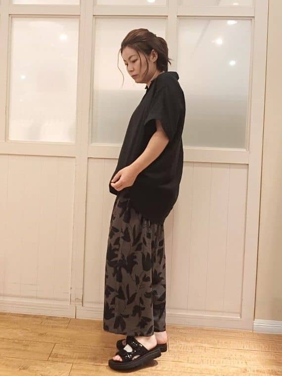 machiさんの「SHOO･LA･RUE｜【S-LL/UV/接触冷感/抗菌防臭】体型を自然にカバー フレンチリネンブレンド襟付ドルマンシャツ」を使ったコーディネート