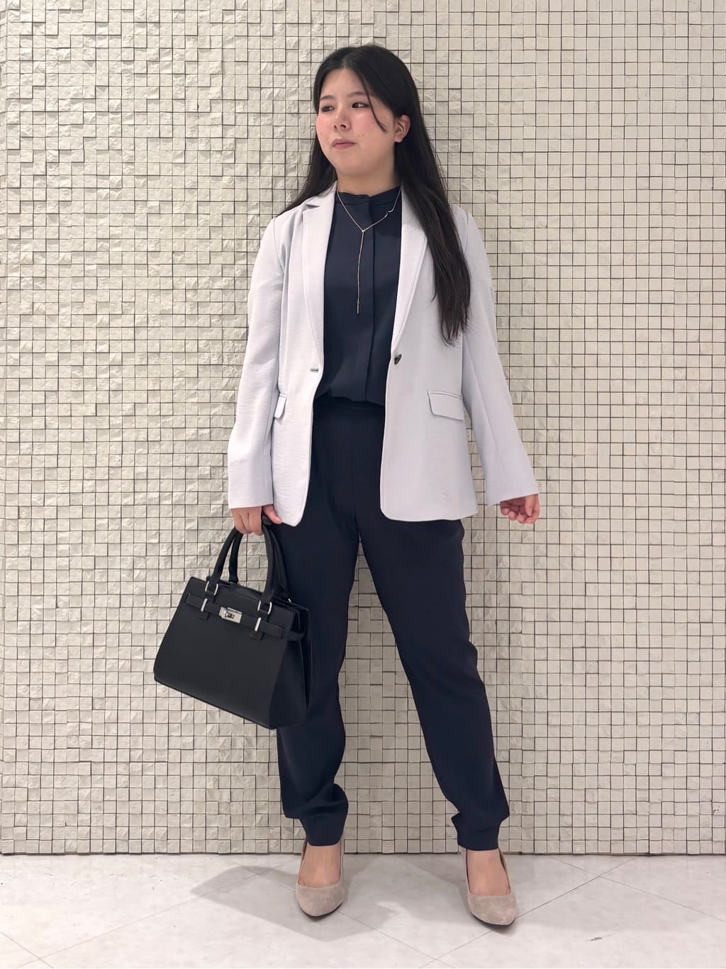 MEGUMIさんの「INDIVI｜【パンツ人気1位／褒められパンツ／洗える】ウエストゴムタックテーパードパンツ」を使ったコーディネート