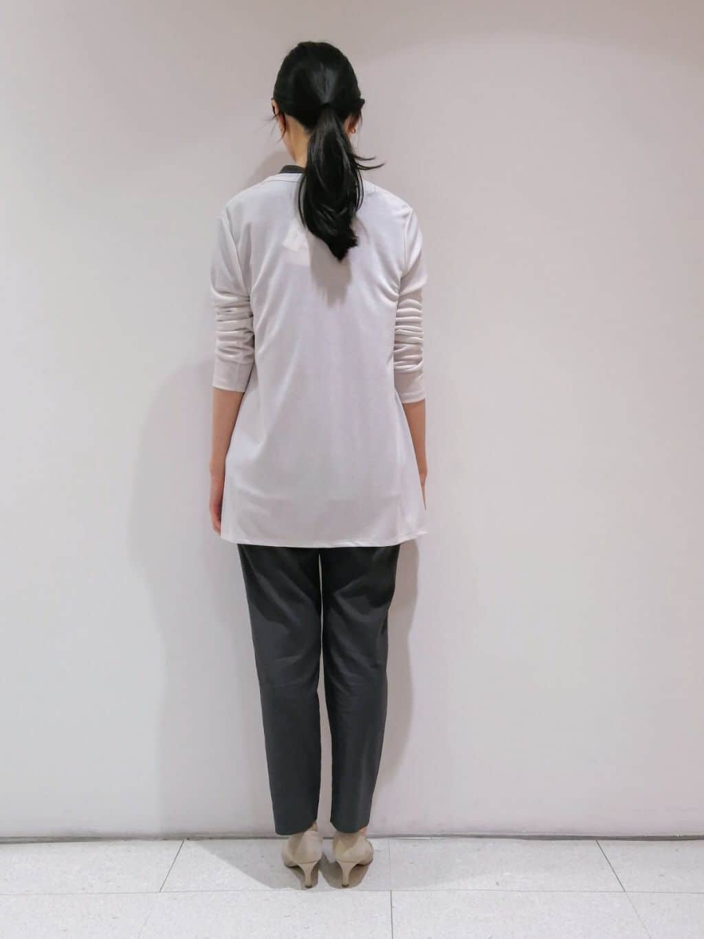 ayanoさんの「INDIVI｜【パンツ人気1位／褒められパンツ／洗える】ウエストゴムタックテーパードパンツ」を使ったコーディネート