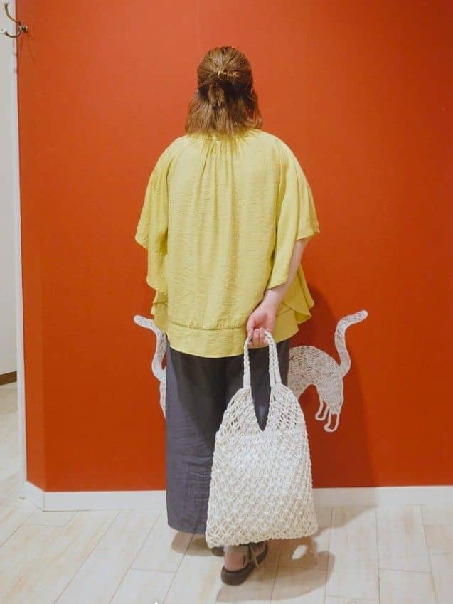 みぃーこさんの「SHOO･LA･RUE｜◆【洗える/ひんやり】涼しく体型カバー お袖フレア ドレープブラウス」を使ったコーディネート
