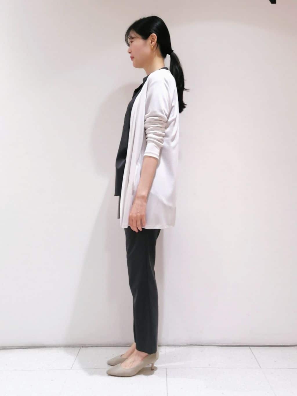 ayanoさんの「INDIVI｜【パンツ人気1位／褒められパンツ／洗える】ウエストゴムタックテーパードパンツ」を使ったコーディネート