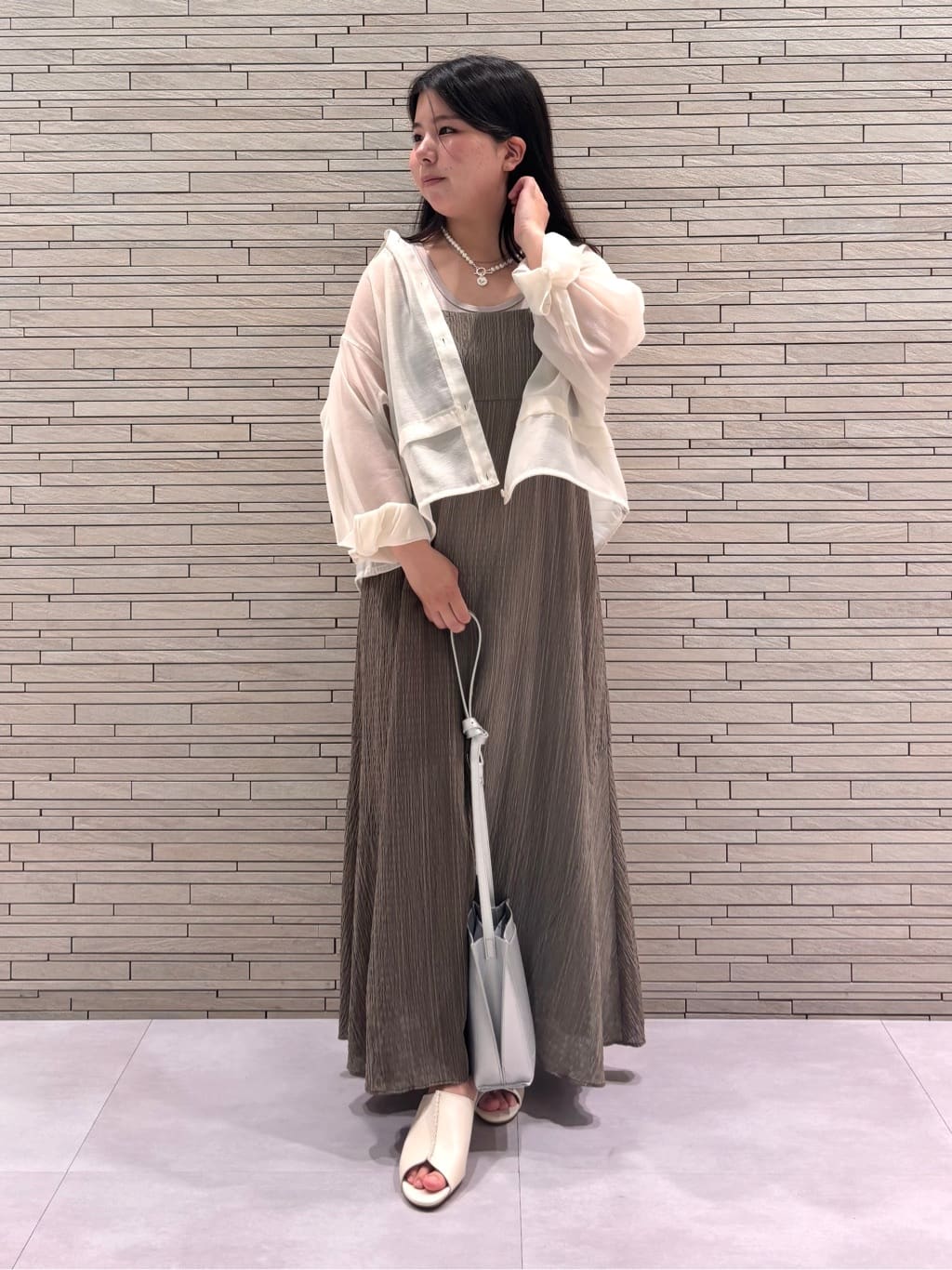 MEGUMIさんの「INDIVI｜パール調コインショートネックレス」を使ったコーディネート