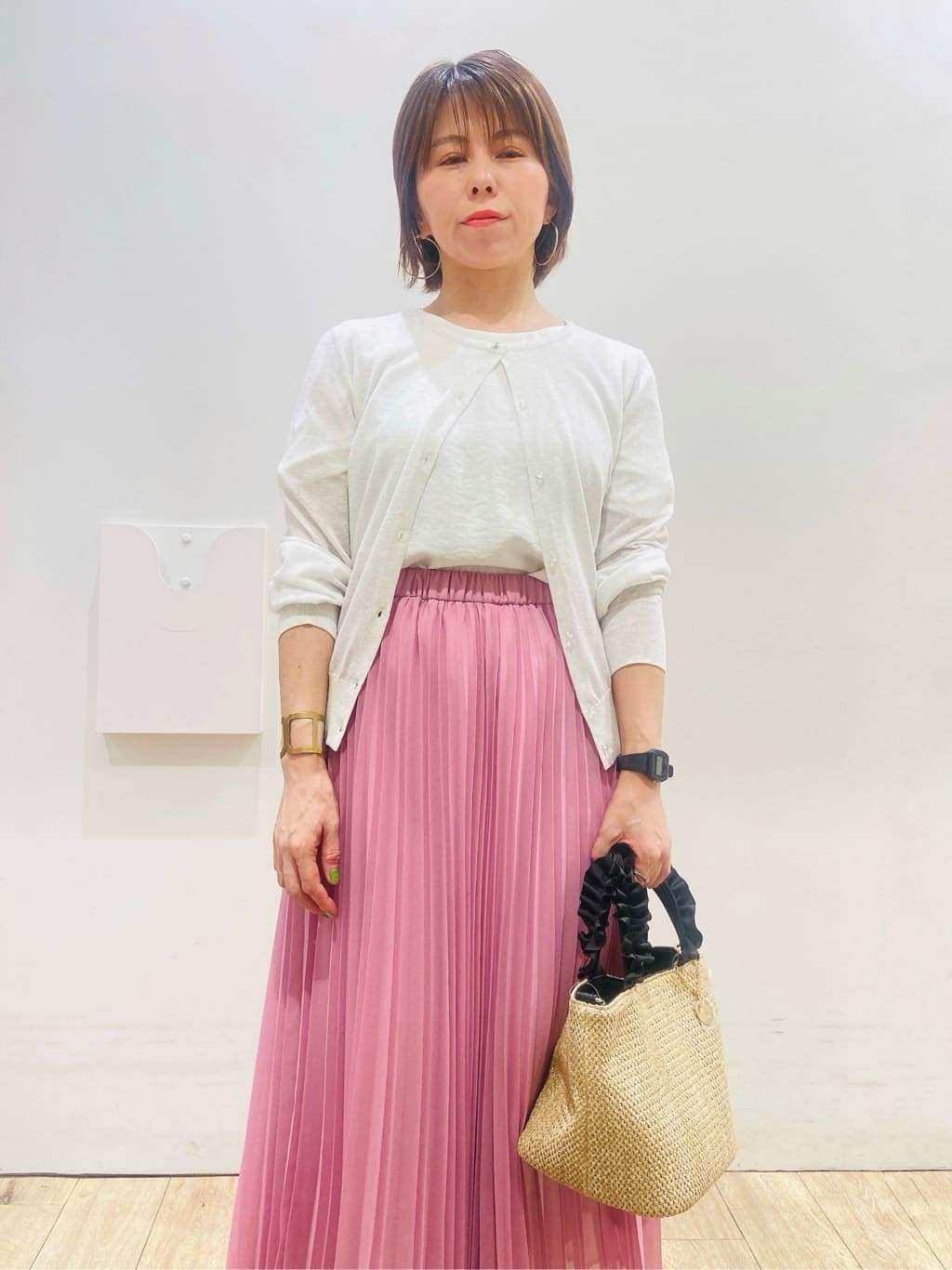 YUKOさんの「index｜《7色展開／XS-LLサイズ》ビジューボタンクルーネックカーディガン【洗濯機洗い可】」を使ったコーディネート
