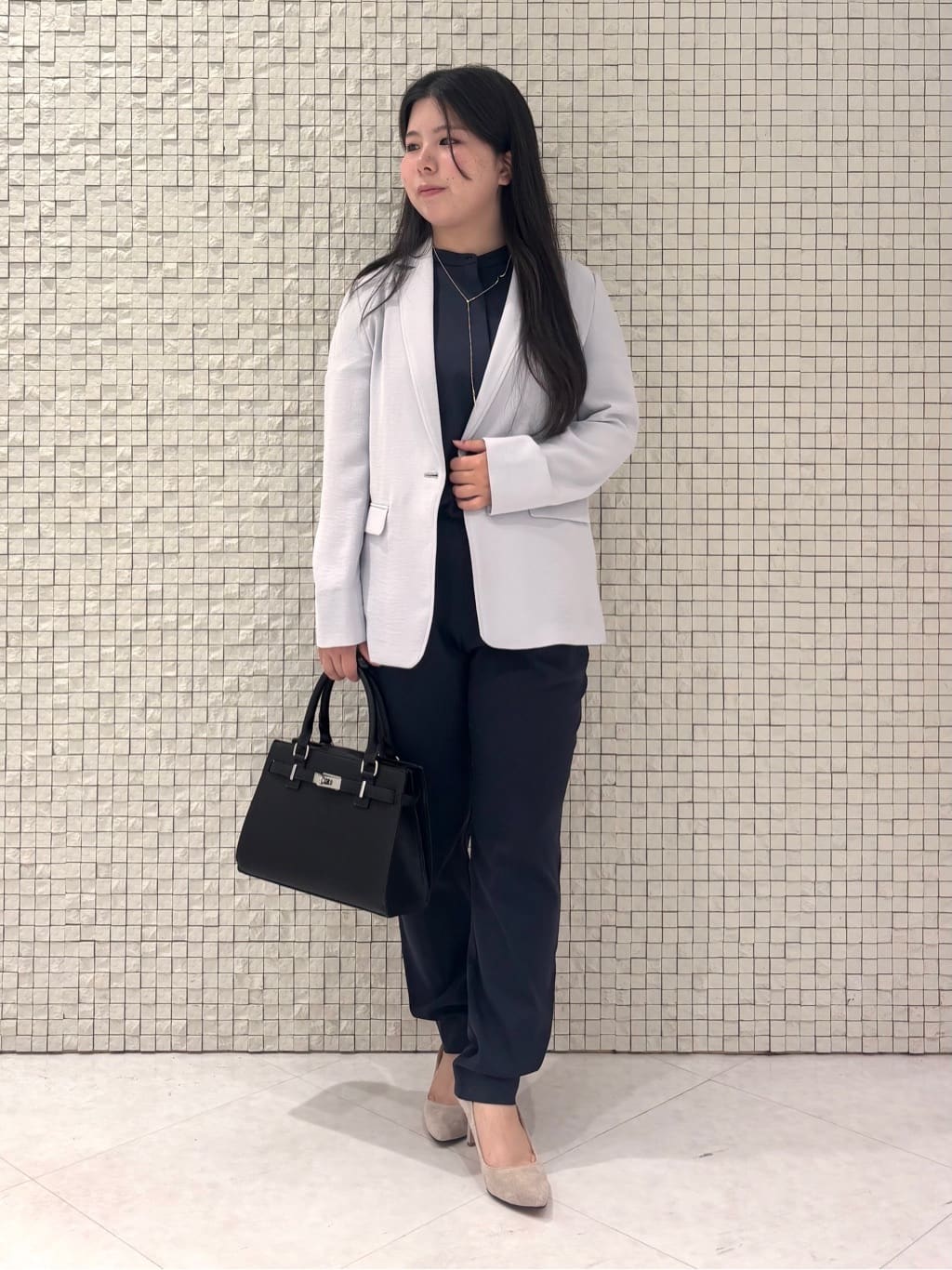MEGUMIさんの「INDIVI｜【パンツ人気1位／褒められパンツ／洗える】ウエストゴムタックテーパードパンツ」を使ったコーディネート
