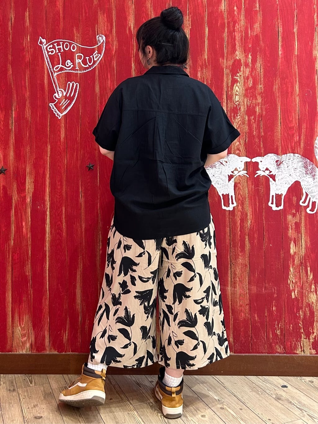 みりぽんさんの「SHOO･LA･RUE｜【S-LL/UV/接触冷感/抗菌防臭】体型を自然にカバー フレンチリネンブレンド襟付ドルマンシャツ」を使ったコーディネート
