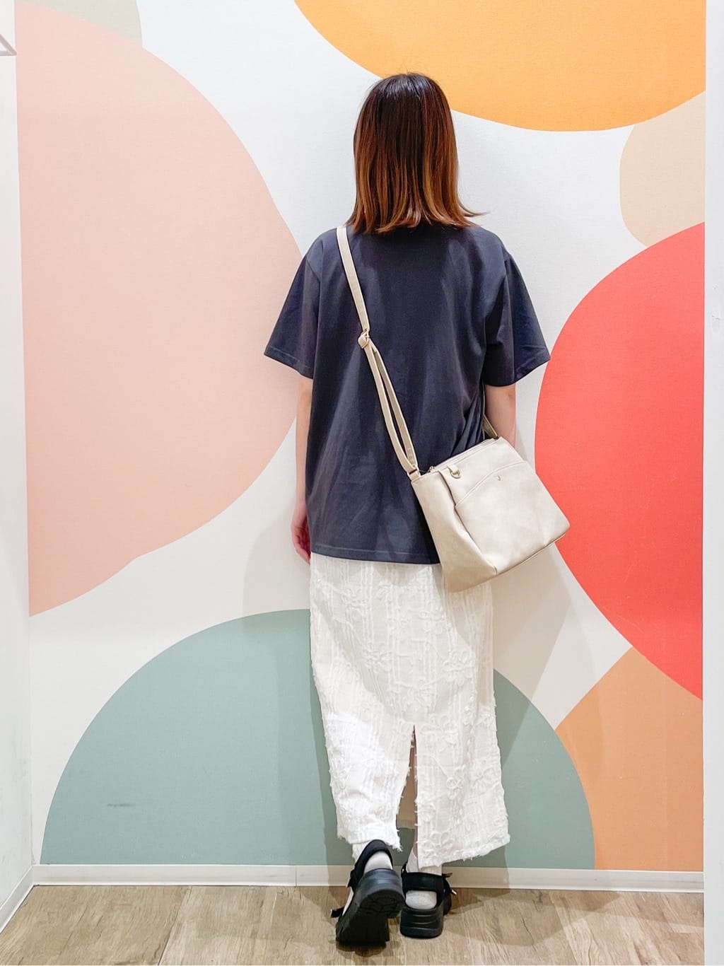 とまとさんの「SHOO･LA･RUE｜◆【S-LL/ひんやり/UV】汗をかいても気になりにくい グラフィックTシャツ」を使ったコーディネート