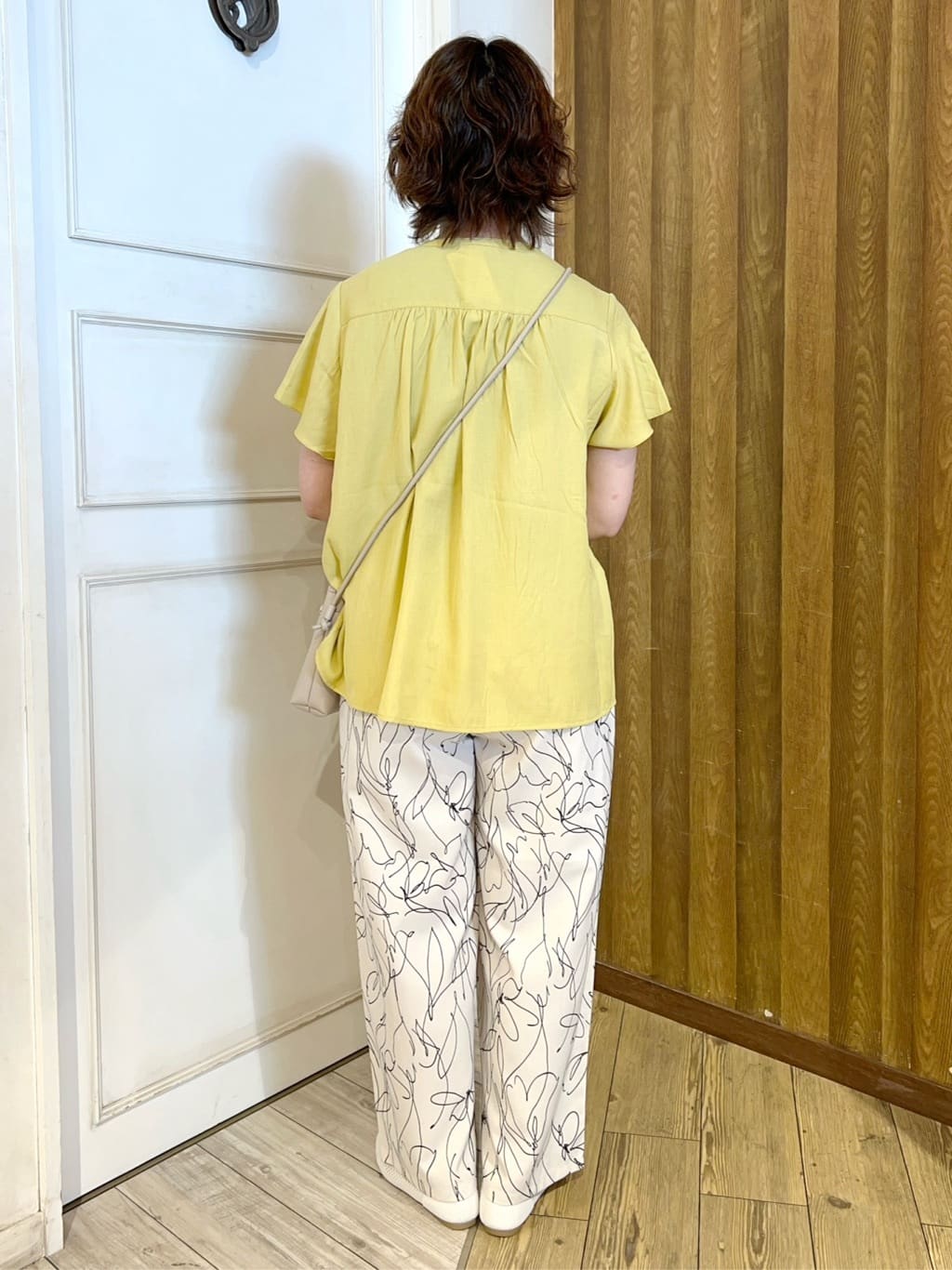 yuriyuriさんの「SHOO･LA･RUE｜◆【洗える/S-LL】ふわりシルエットが涼しげ フロントボタンブラウス」を使ったコーディネート