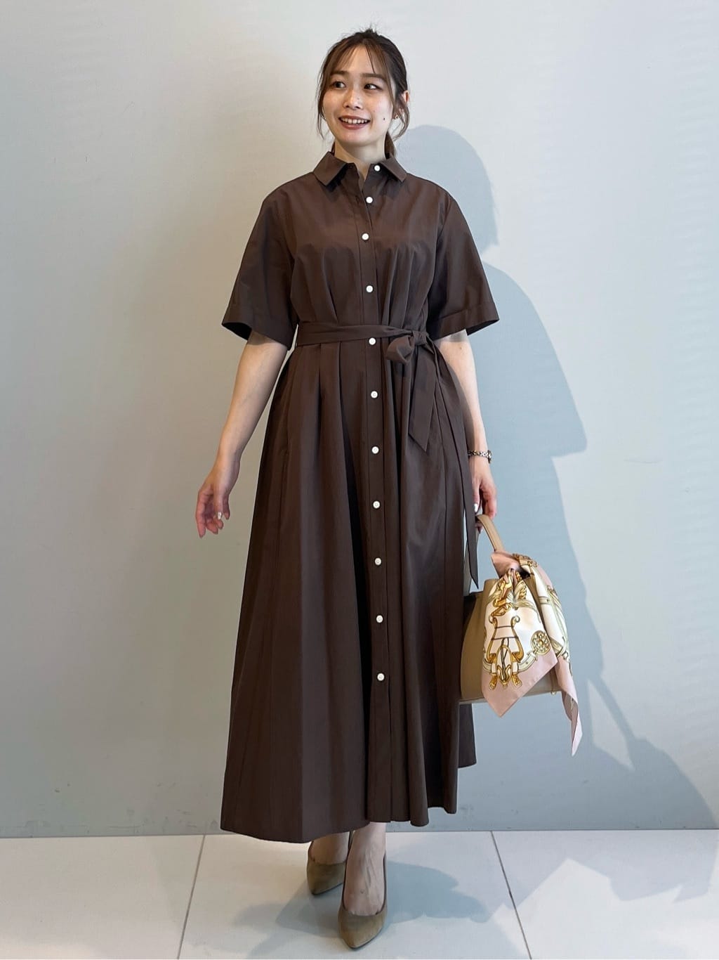 Saekoさんの「UNTITLED｜【手洗い／58cm正方形】ベルトプリントスカーフ」を使ったコーディネート