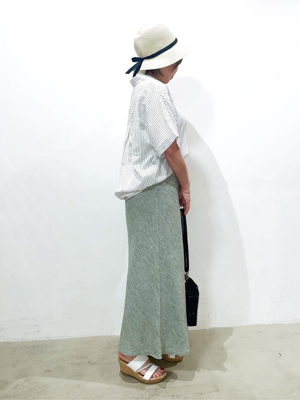 Ricoさんの「SHOO･LA･RUE｜【S-LL/UV/接触冷感/抗菌防臭】体型を自然にカバー フレンチリネンブレンド襟付ドルマンシャツ」を使ったコーディネート