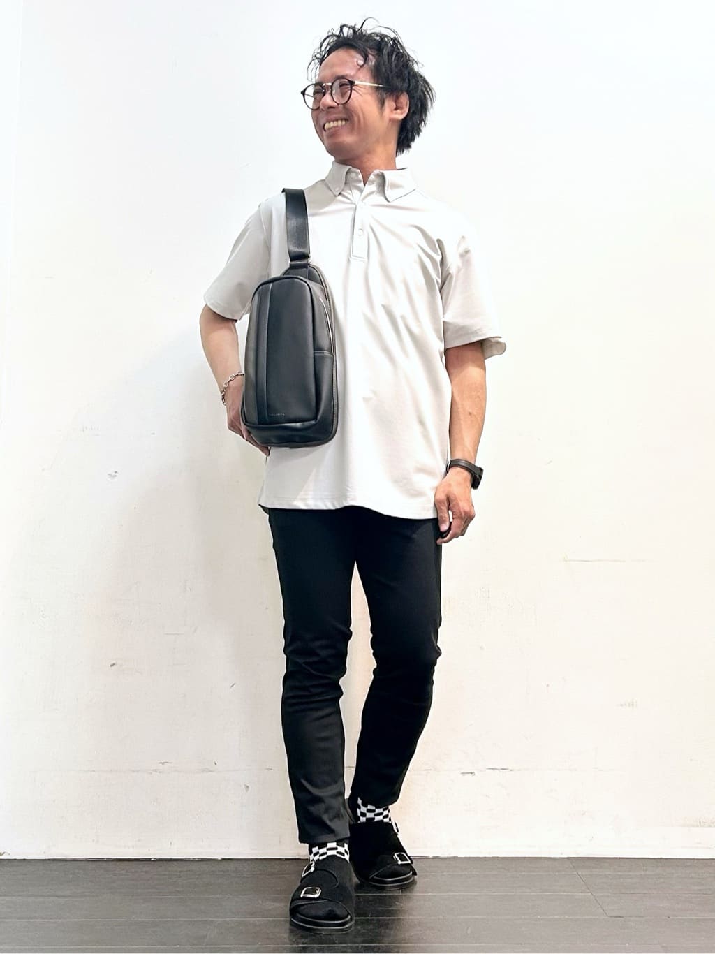 KENJI Iさんの「THE SHOP TK｜【ご好評につき再入荷！！】サフィアーノ切替えボディバック」を使ったコーディネート
