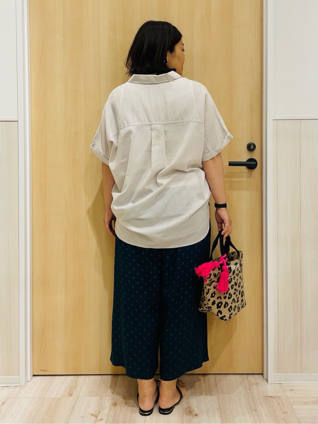 すーさんの「SHOO･LA･RUE｜【S-LL/UV/接触冷感/抗菌防臭】体型を自然にカバー フレンチリネンブレンド襟付ドルマンシャツ」を使ったコーディネート