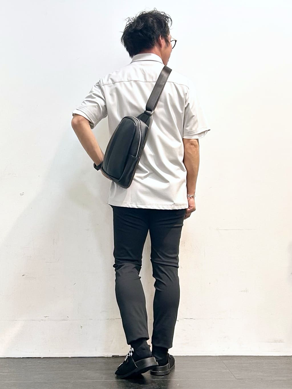 KENJI Iさんの「THE SHOP TK｜【ご好評につき再入荷！！】サフィアーノ切替えボディバック」を使ったコーディネート
