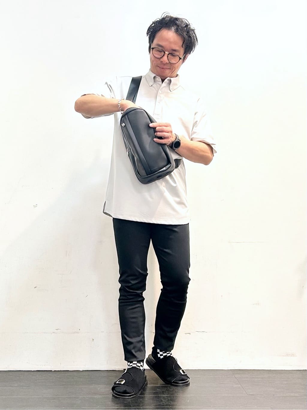 KENJI Iさんの「THE SHOP TK｜【ご好評につき再入荷！！】サフィアーノ切替えボディバック」を使ったコーディネート
