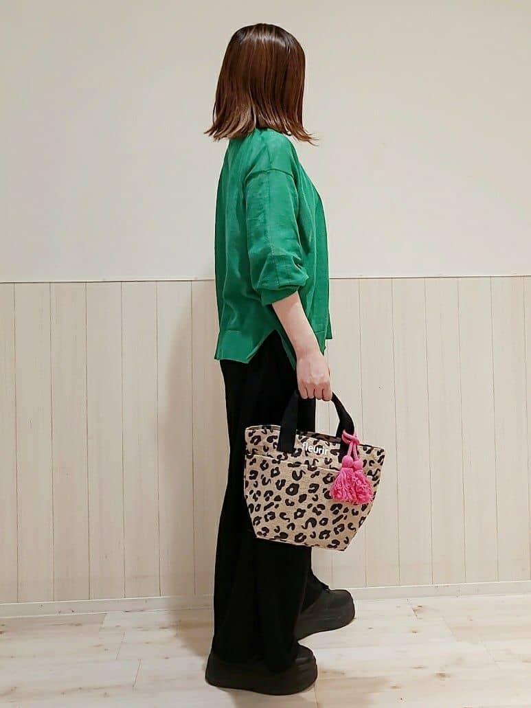 Riさんの「SHOO･LA･RUE｜◆【洗える】ナチュラルなシアー感が魅力 Vネックカーディガン」を使ったコーディネート