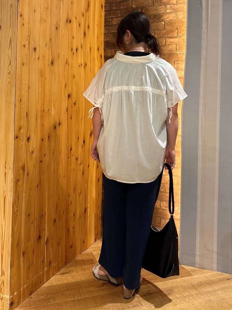 ゆかぴさんの「SHOO･LA･RUE｜◆【S-LL/ひんやり】後ろ姿も抜かりなく インせず着られる バックギャザーシャツ」を使ったコーディネート