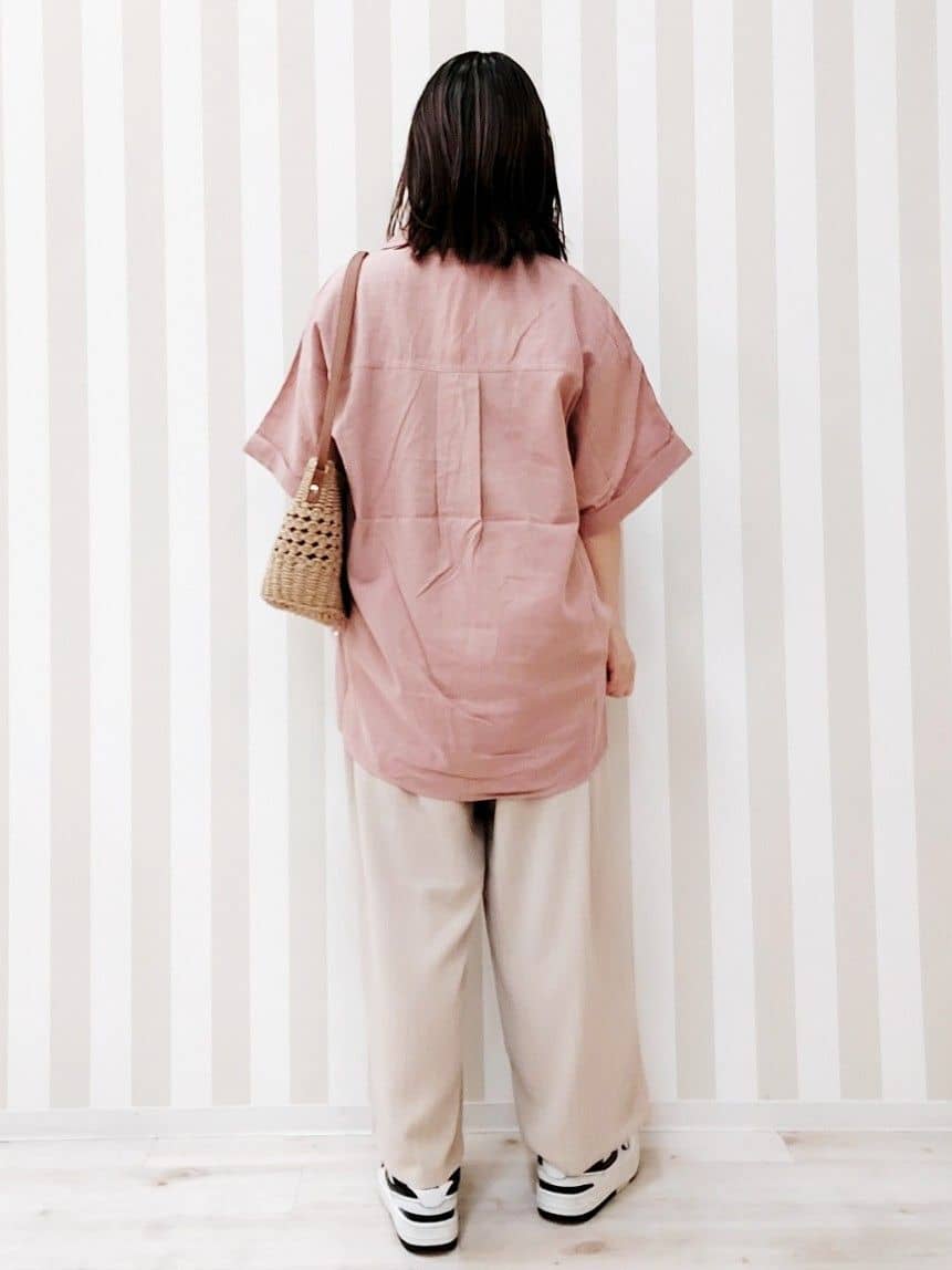 ゆーんさんの「SHOO･LA･RUE｜【S-LL/UV/接触冷感/抗菌防臭】体型を自然にカバー フレンチリネンブレンド襟付ドルマンシャツ」を使ったコーディネート